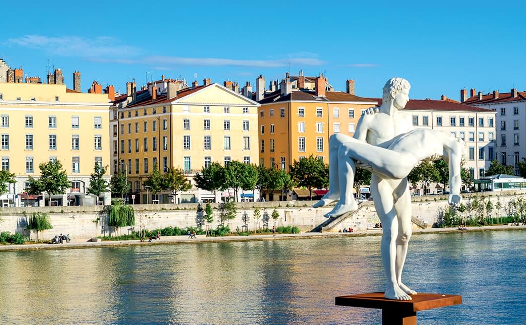 Statue face au palais de justice de Lyon